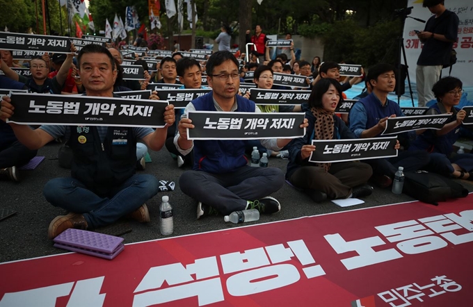 민주노총 수도권 지역 간부들이 22일 서울 종로구 청와대 사랑채 앞에서 열린 집회에서 문재인 정부를 규탄하는 구호를 외치고 있다. 연합뉴스