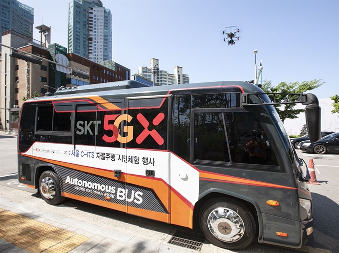 22일 SK텔레콤 5G 자율주행 버스의 자율주행 시연 현장을 5G 드론이 SK텔레콤의 실시간 영상 중계 솔루션 ‘T라이브 캐스터’로 생중계하고 있다. SK텔레콤 제공