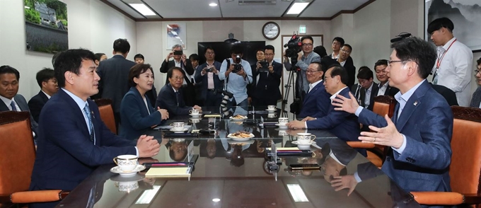 20일 오후 서울 용산구 LS용산타워에서 김현미 국토교통부 장관이 부산·울산·경상남도 시도지사들과 동남권 신공항 관련 면담을 하고 있다. 연합뉴스