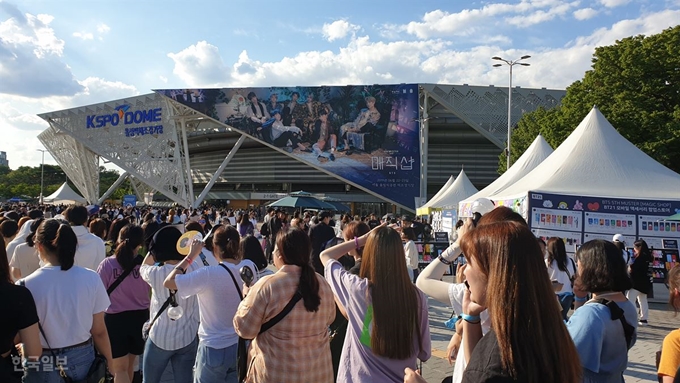 [저작권 한국일보]방탄소년단 팬 ‘아미’가 22일 서울 올림픽공원 체조경기장에서 열린 팬미팅 '매직샵'에 입장하기 위해 줄지어 서있다. 강진구 기자