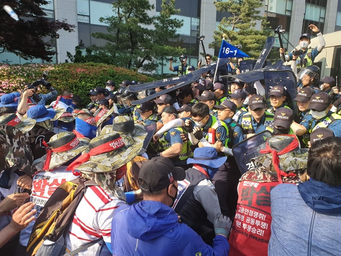 지난달 22일 서울 종로구 현대중공업 사옥 앞에서 열린 현대중공업 물적분할ㆍ대우조선해양 매각저지 금속노조 결의대회에서 경찰이 사옥 안으로 진입하려는 민주노총 금속노조 조합원들을 저지하고 있다. 연합뉴스