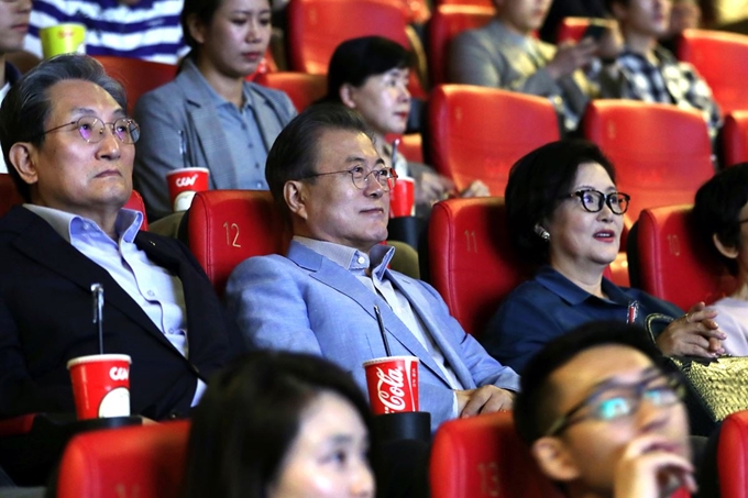 문재인 대통령과 부인 김정숙 여사가 23일 오전 서울 용산구의 한 극장에서 노영민 비서실장과 함께 칸 국제영화제 황금종려상을 받은 영화 ‘기생충’을 관람하고 있다. 청와대 제공