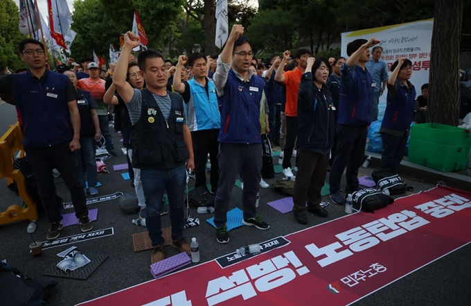 민주노총 수도권 지역 간부들이 22일 오후 서울 종로구 청와대 인근에서 결의대회를 열어 전날 구속된 김명환 위원장의 석방과 노동탄압 중단을 촉구하고 있다. 연합뉴스