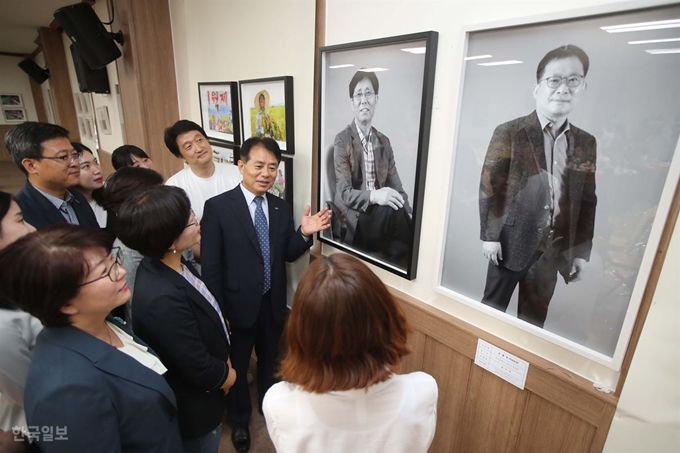 엄영달 부산시농업기술센터 소장이 24일 오전 부산 강서구 부산시농업기술센터 1층 대강당에서 퇴임기념 사진전 ‘나는 농민이다’를 열어 방문객들에게 전시 사진을 설명하고 있다.