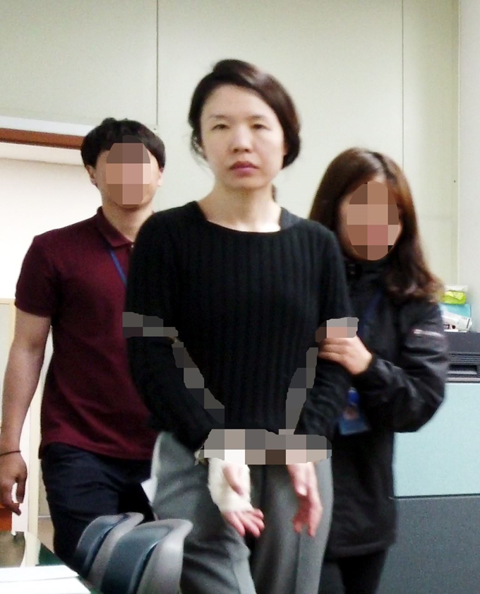 지난 7일 전 남편을 살해한 혐의로 구속된 고유정(36)이 제주동부경찰서 유치장에서 나와 진술녹화실로 이동하고 있다. 연합뉴스.