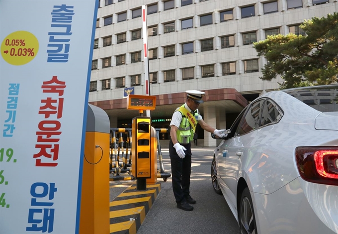 24일 오전 서울 중구 서울지방경찰청에서 경찰관들이 출근하는 직원들을 대상으로 음주 측정을 하고 있다. 서울지방경찰청은 28일까지 전 경찰관서에서 출근길 숙취 운전을 점검한다. 연합뉴스