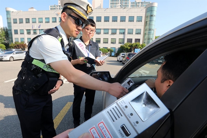 음주운전 단속 기준 강화한 이른바 '윤창호법' 시행을 하루 앞둔 24일 오전 경기도 수원시 장안구 수원중부경찰서에서 경찰관들이 출입 차량을 대상으로 음주 단속을 하고 있다. 뉴스1