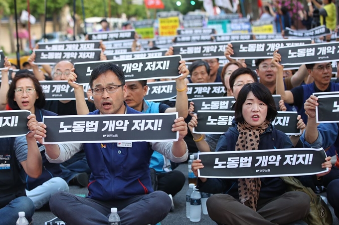 민주노총 수도권 지역 간부들이 22일 오후 서울 종로구 청와대 인근에서 결의대회를 열어 전날 구속된 김명환 위원장의 석방과 노동탄압 중단을 촉구하고 있다. 연합뉴스