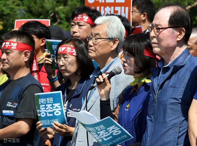 민주노총 조합원들이 24일 오전 청와대 앞 대정부 투쟁에서 노동존중 요구 퍼포먼스를 하고 있다. 김명환 민주노총 위원장은 불법시위 주도 혐의로 지난 21일 구속됐다. 고영권 기자