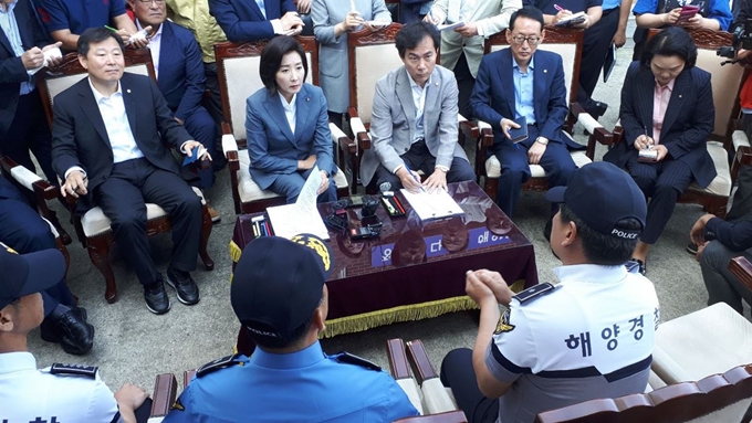 자유한국당 나경원 원내대표 등 '북한 선박 입항 은폐조작 진상조사단'이 24일 오전 강원 삼척시 동해해양경찰서 삼척파출소를 찾아 해경 관계자로부터 북한 선박의 삼척항 입항 관련 설명을 듣고 있다. 삼척=연합뉴스