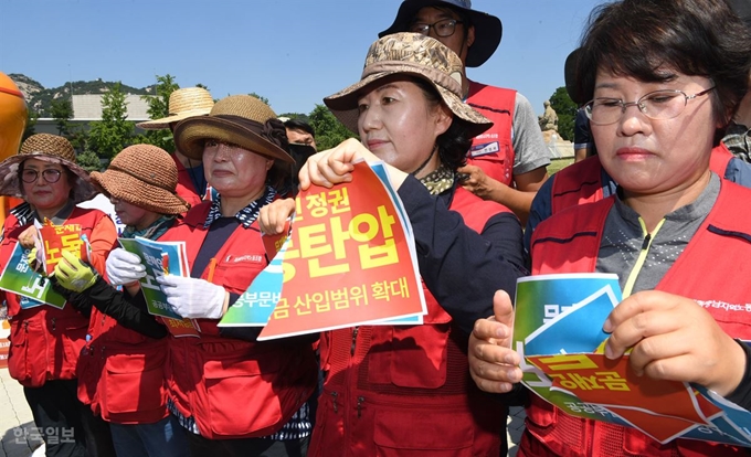 민주노총이 24일 오전 청와대 앞 대정부 투쟁에서 노동존중 요구 퍼포먼스를 하고 있다. 김명환 민주노총 위원장은 불법행위 주도 혐의로 지난 21일 구속됐다.고영권 기자