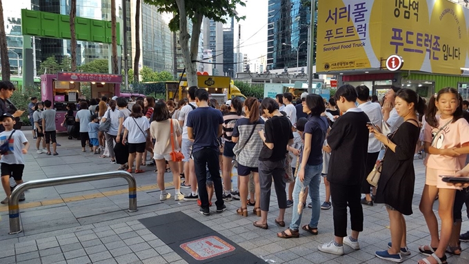 서울 서초구 서리풀 푸드트럭존에 있는 푸드트럭 앞에 시민들이 줄지어 서 있다. 서울시 제공