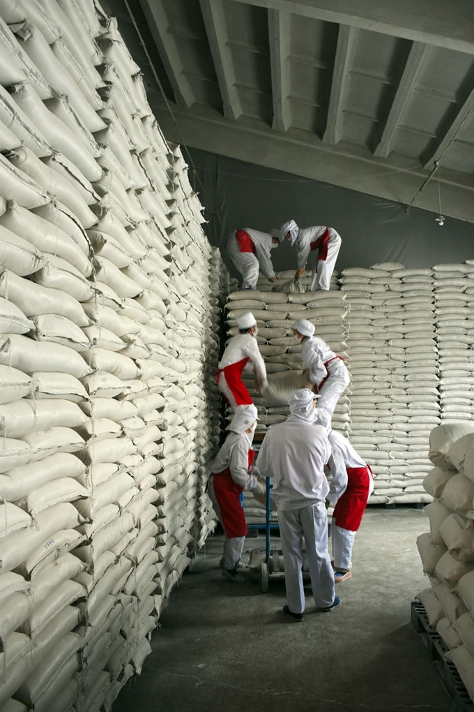 2016년 북한의 한 세계식량계획(WFP) 지원 공장에서 직원들이 식량을 쌓고 있다. WFP 제공