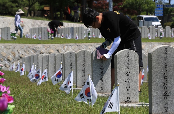 6.25 69주년을 이틀 앞둔 23일 서울 동작구 국립서울현충원에서 자원봉사자들이 전사자 묘역을 정비하고 있다. 연합뉴스