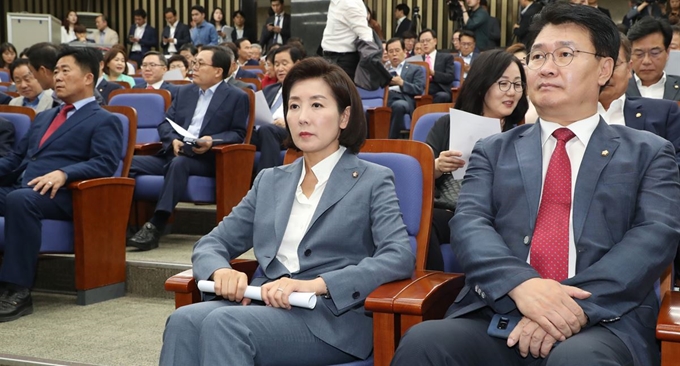 자유한국당 나경원 원내대표(가운데)가 24일 오후 국회에서 열린 의원총회에 참석해 자리하고 있다. 연합뉴스