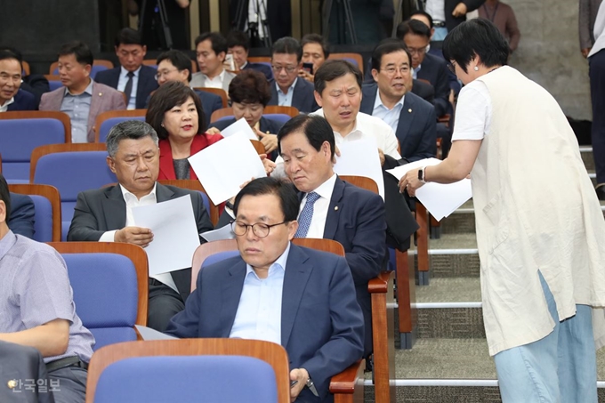 자유한국당 의원총회에서 참석한 의원들이 여야 원내대표가 합의 한 국회 정상화 합의문을 살펴보고 있다. 오대근기자