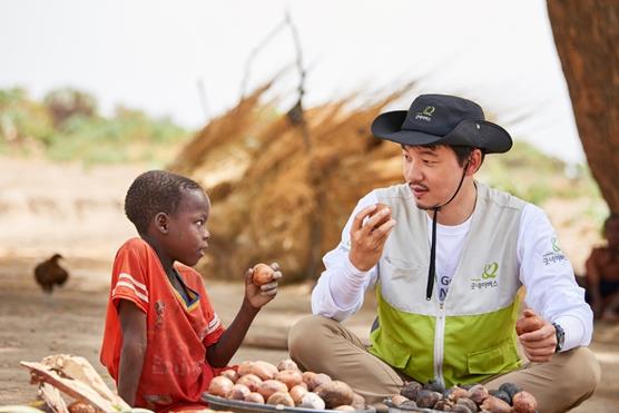 김승수가 따뜻한 마음을 나눴다. 굿네이버스 제공