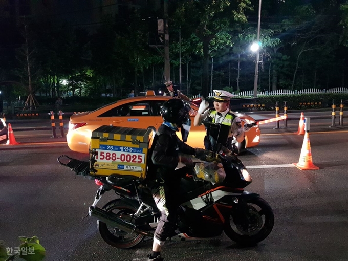 [저작권 한국일보] '제2 윤창호법' 시행 첫날인 25일 오전 서울 영등포경찰서 교통안전계 외근2팀 소속 경찰관들이 서울 영등포동에서 음주 단속을 하고 있다. 박진만 기자