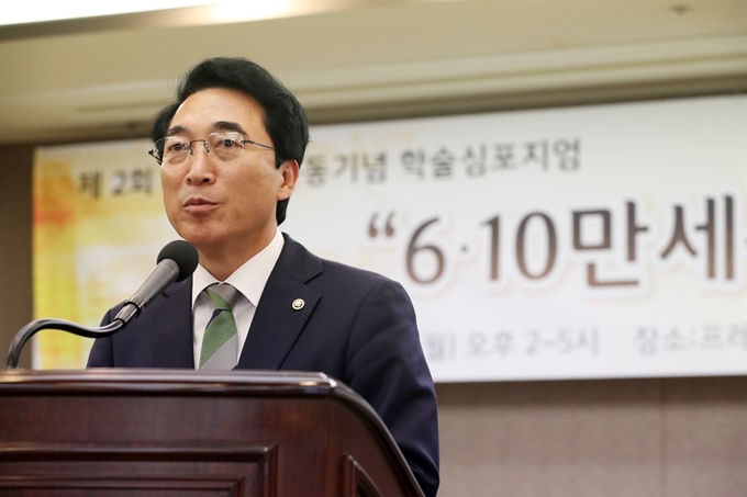 박수현 국회의장 비서실장이 지난 10일 서울 중구 프레스센터에서 열린 제2회 6.10만세운동 기념 학술심포지엄에 참석해 문희상 국회의장의 축사를 대독하고 있다. 박 실장은 25일 업무를 끝으로 퇴직한다. 뉴스1