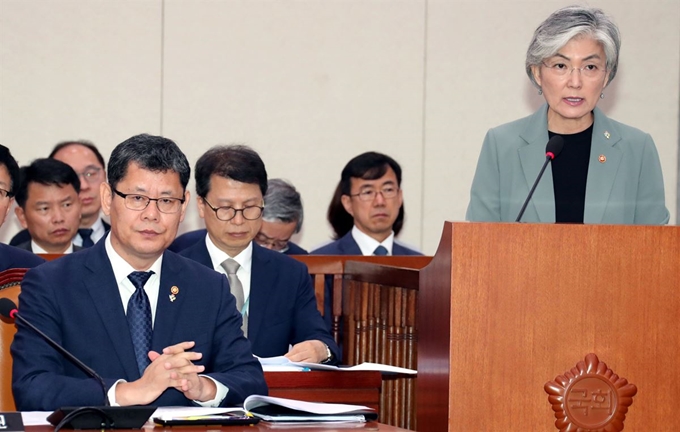 강경화(앞줄 오른쪽 단상) 외교부 장관이 25일 국회 외교통일위원회 전체회의에 참석해 현안 보고를 하고 있다. 앞줄 왼쪽은 김연철 통일부 장관. 배우한 기자