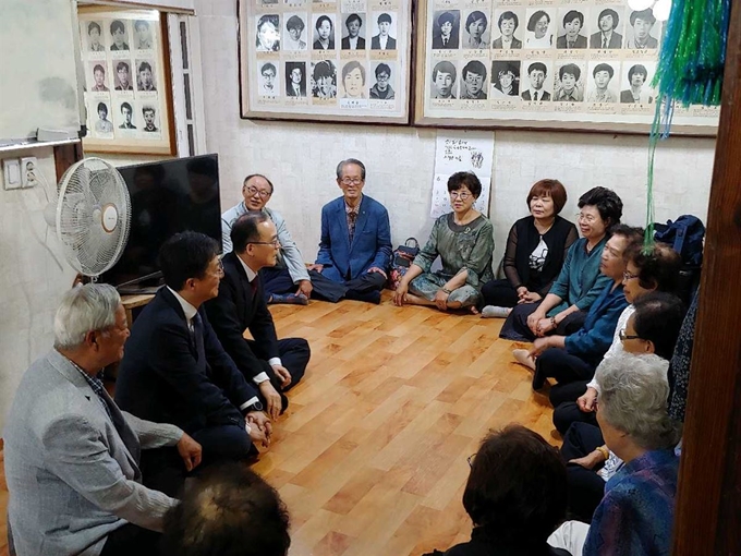 문무일(왼쪽 세번째) 검찰총장이 17일 민주화 운동 과정에서 숨진 희생자들의 유가족 공동체인 '한울삶'을 방문해 과거사에 대해 사과하고 있다. 대검찰청 제공