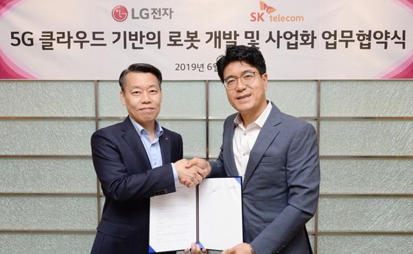 박진효(오른쪽) SK텔레콤 ICT기술센터장과 노진서 LG전자 로봇사업센터장이 ‘5G 클라우드 기반의 로봇 개발 및 사업화’를 위한 업무협약을 체결한 뒤 악수를 하고 있다. SK텔레콤 제공