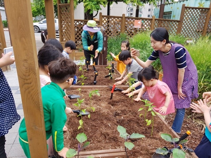 LH가 공급한 한 공공아파트의 텃밭에서 아이들이 직접 먹거리를 재배하고 있다. LH 제공