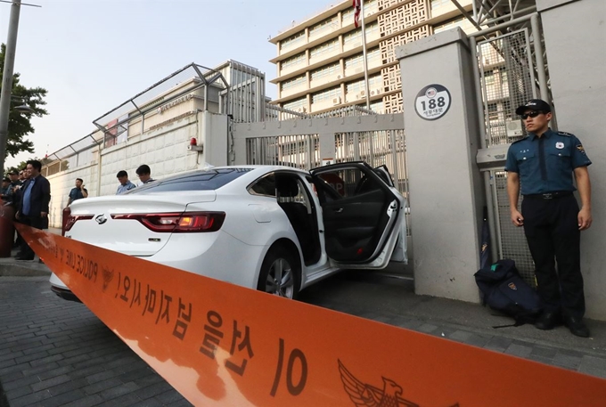 지난 25일 오후 서울 종로구 주한 미국대사관 정문을 들이받은 렌터카. 연합뉴스