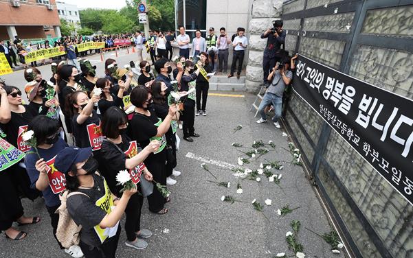 26일 오전 경기 수원시 경기도교육청 앞에서 안산동산고 학부모 등이 검은 상복 차림에 국화를 던지며 자사고 지정 취소조치에 항의하고 있다. 연합뉴스