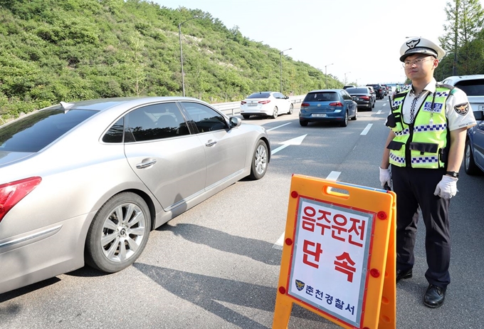 강화된 음주단속 기준을 적용하는 이른바 ‘윤창호법’ 시행 첫날인 25일 오전 강원 춘천시 거두리의 도로에서 경찰이 출근길 음주 단속을 하고 있다. 연합뉴스