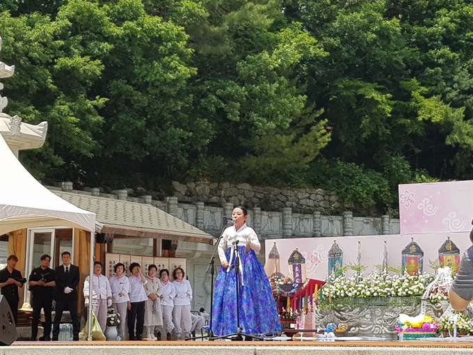 달성 후인 서재승 영가 49재 법회에서 경기 명창 김영임씨가 회심곡을 부르고 있다. 강은주기자 tracy114@hankookilbo.com