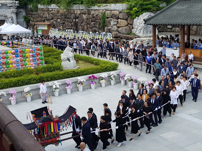 달성 후인 서재승 영가 49재 봉송식에 조문객들이 영가를 모신 가마의 천을 잡고 뒤따르고 있다. 강은주기자 tracy114@hankookilbo.com