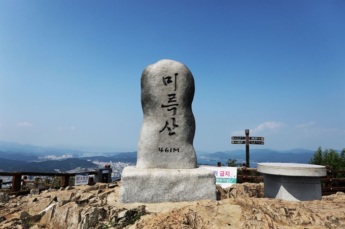 미륵산 정상. 케이블카 상부 정류장에서 10정도 걸으면 된다.