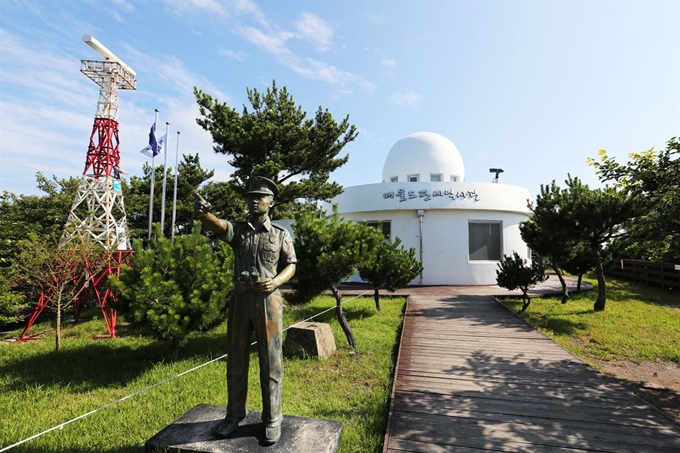 매물도 관세역사관. 밀수 감시초소로 쓰던 건물을 개조했다.