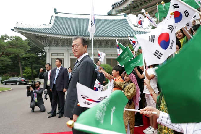 문재인 대통령이 26일 오전 청와대에서 무함마드 빈 살만 사우디아라비아 왕세자 겸 부총리를 기다리고 있다. 빈 살만 왕세자의 방한은 이번이 처음이며, 사우디 왕위 계승자로는 1998년 압둘라 왕세제 이후 21년 만이다. 연합뉴스