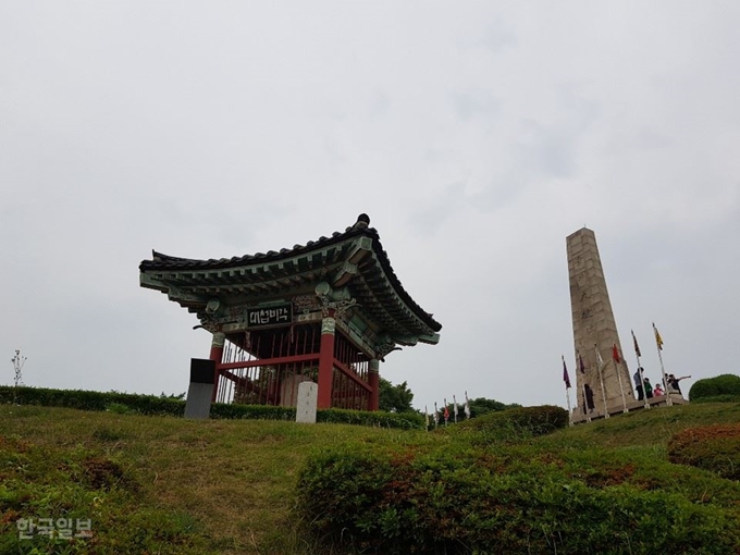 [저작권 한국일보]행주산성이 있는 덕양산 정상에 행주대첩비(왼쪽)와 기념탑이 세워져 있다. 이종구 기자