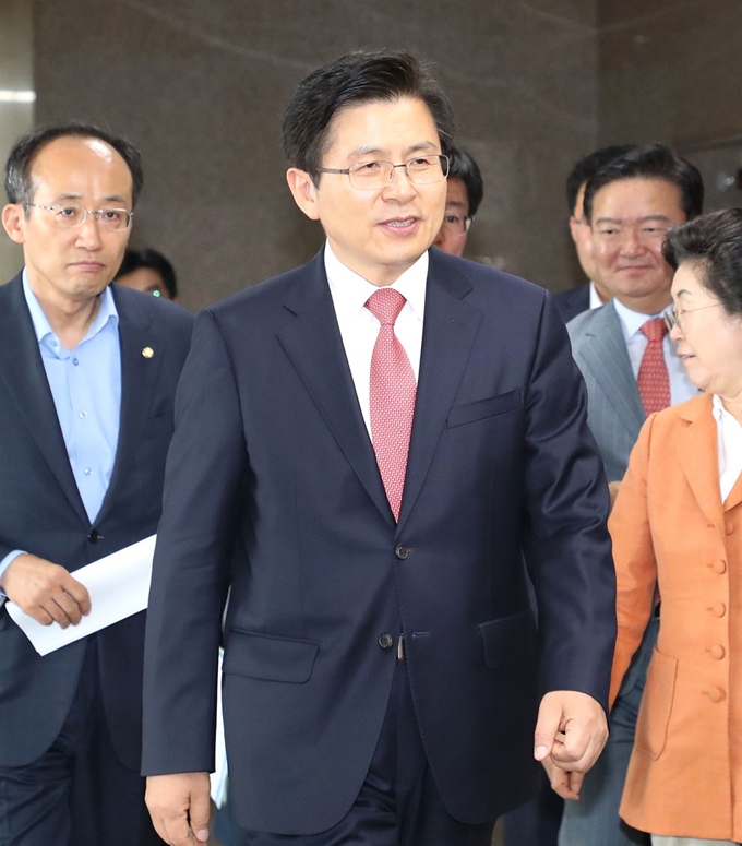 황교안(가운데) 자유한국당 대표가 27일 국회에서 열린 대외협력위원회 임명장 수여식에 참석하고 있다. 연합뉴스