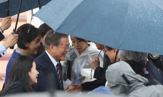 G20 정상회의에 참석하는 문재인 대통령과 김정숙 여사가 27일 오후 오사카 간사이 국제공항에서 환영인사와 악수하고 있다. 연합뉴스