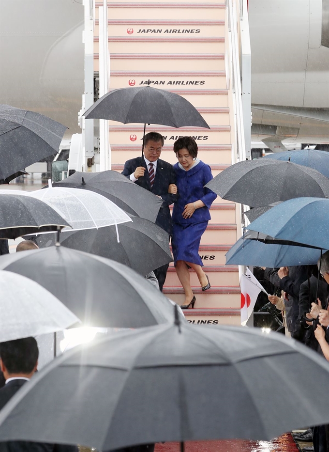 G20 정상회의에 참석하는 문재인 대통령이 김정숙 여사와 27일 오후 오사카 간사이 국제공항에 도착한 공군1호기에서 내리고 있다. 연합뉴스