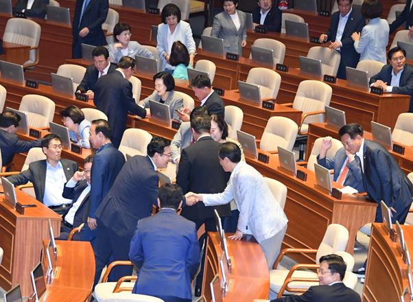 28일 열린 국회 본회의장에서 여야 의원들이 입장하며 오랜만에 인사를 나누고 있다. 오대근기자