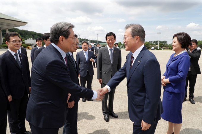 노영민(왼쪽) 청와대 비서실장이 27일 G20정상회의 차 출국하는 문재인 대통령과 악수를 하고 있다. 류효진 기자