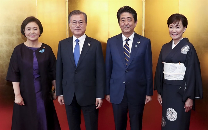 문재인 대통령과 김정숙 여사가 28일 오후 오사카 영빈관에서 열린 G20 정상 만찬에서 일본 아베 총리 내외와 기념촬영하고 있다. 왼쪽부터 김정숙 여사, 문 대통령, 아베 총리, 아키에 여사. 오사카=연합뉴스