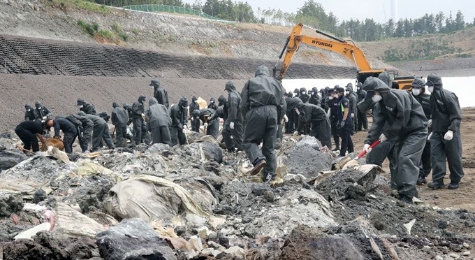 28일 오후 제주동부경찰서는 제주시와 함께 제주환경자원순환센터에서 ‘전 남편 살해 사건’ 피의자 고유정이 범행 후 지난달 27일 범행 장소 인근 클린하우스에 버린 종량제봉투 내용물을 찾기 위해 수색을 하고 있다. 연합뉴스