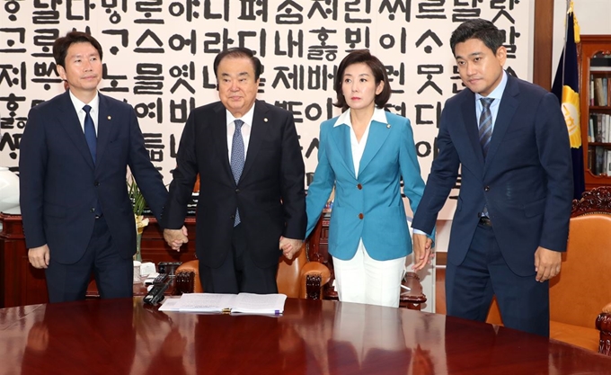 [저작권 한국일보] 28일 국회의장실에서 문희상 의장과 여야 교섭단체 3당 원내대표가 회동하는 모습. 왼쪽부터 이인영 더불어민주당 원내대표, 문 의장, 나경원 자유한국당 원내대표, 오신환 바른미래당 원내대표. 오대근 기자