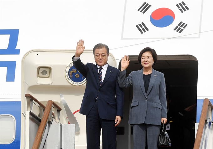 G20 정상회의 참석차 일본을 방문하고 귀국한 문재인 대통령과 김정숙 여사가 29일 오후 서울공항에 도착해 영접인사에게 손을 흔들고 있다. 류효진 기자