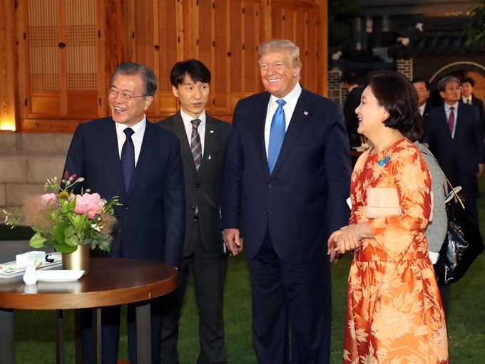 문재인 대통령과 트럼프 미국 대통령이 29일 오후 청와대 상춘재에서 만찬을 함께하기에 앞서 열린 칵테일 리셉션에서 얘기를 나누다 웃음 짓고 있다. 연합뉴스