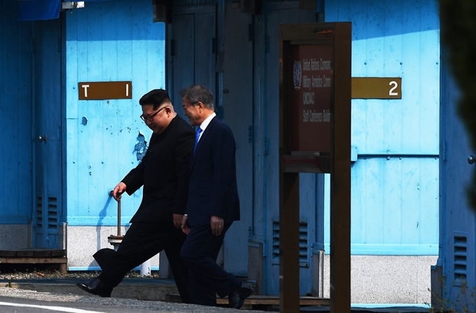 문재인 대통령과 김정은 국무위원장이 지난해 4월 27일 오전 판문점에서 만나 인사를 나눈 후 공식 환영식장으로 이동하고 있다. 한국일보 자료사진