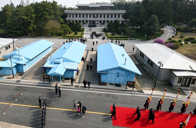 남북정상회담이 열린 지난해 4월 27일 북한 김정은 국무위원장이 판문점 북측 통일각 계단을 내려 와 남측 군사분계선 앞에서 기다리던 문재인 대통령과 만나 평화의집 회담장으로 향하고 있다. 한국일보 자료사진