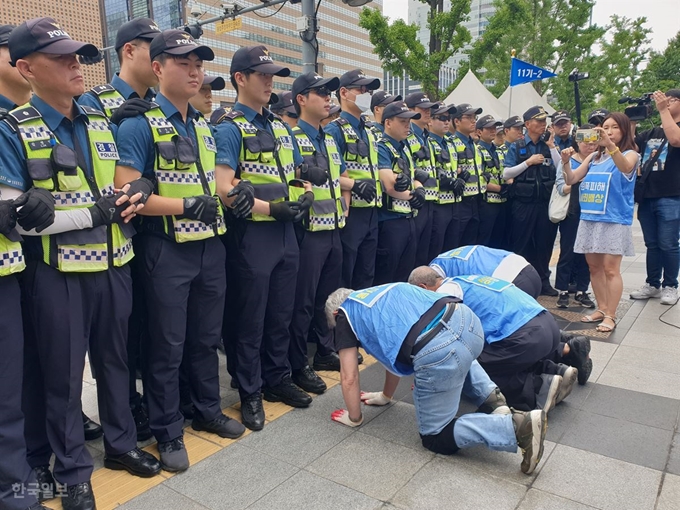 트럼프 미국 대통령 방한 이틀째인 30일 서울 세종문화회관 앞에서 평화와통일을여는사람들 회원들이 한반도 평화협정 이행을 촉구하며 삼보일배를 하고 있다. 박지윤 기자