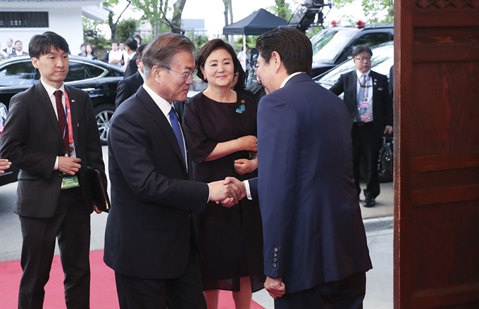 문재인 대통령이 28일 오후 일본 오사카 영빈관에서 열린 G20정상 만찬에 참석하며 아베 신조 일본 총리와 인사를 하고 있다. 청와대 제공